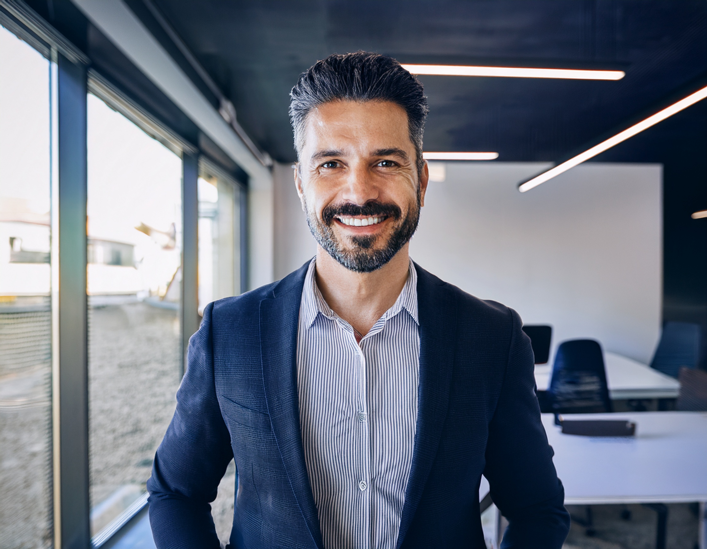 Männliche Person mit professionellem Ausdruck